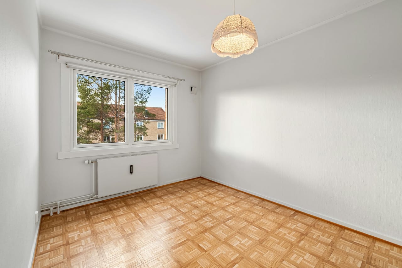 Chambre vide, meublée virtuellement : avant