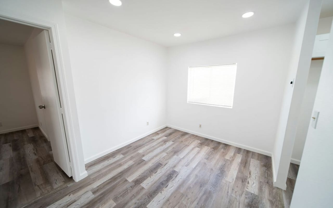 Chambre : Pièce vide meublée virtuellement : avant
